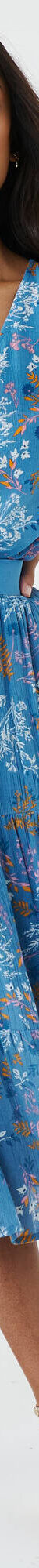 Bloes met knoopsluiting en bloemenprint, crepon (blauw) Bloes met knoopsluiting en bloemenprint, crepon (blauw)